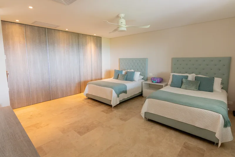 Habitación secundaria con dos camas.
